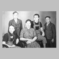 080-0048 Mutter Klatt mit ihren Kindern - Edith, Horst, Helga und Alfred.jpg